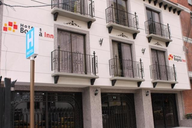波哥大Hoteles Bogotá Inn Park Way的白色的建筑,旁边设有阳台