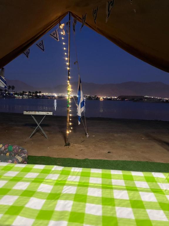 埃拉特קרוואן על הים的夜晚享有水景的帐篷