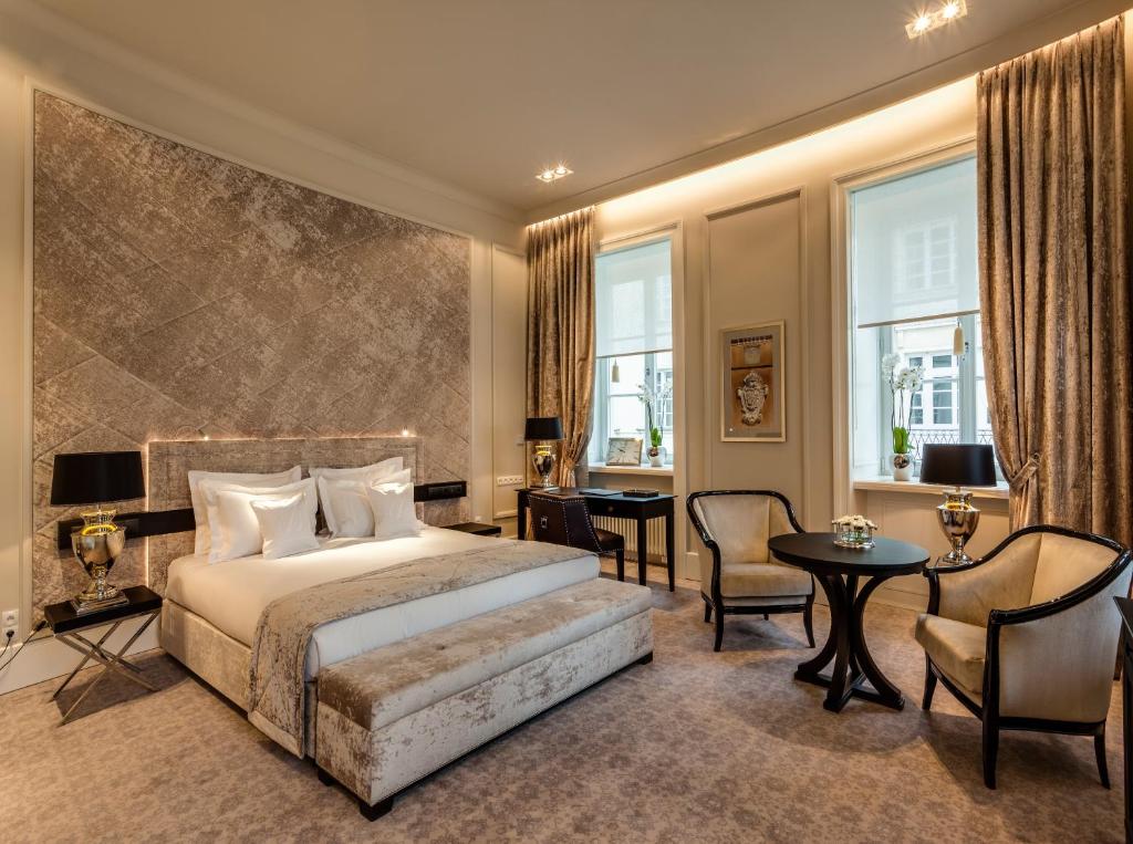 华沙贝洛托酒店的卧室配有一张床和一张桌子及椅子