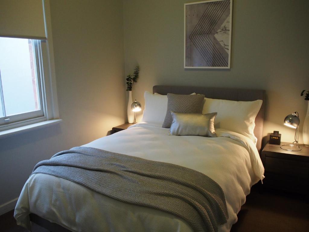 珀斯布鲁尔城区住宿加早餐旅馆的卧室配有一张大白色床和窗户