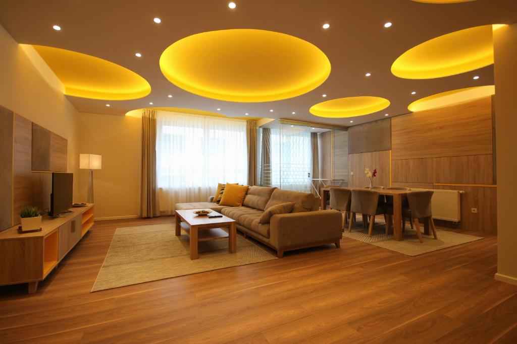 萨拉热窝萨拉热窝辉煌公寓酒店的客厅配有沙发和桌子