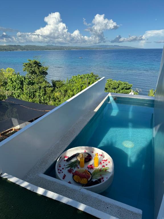 Epic Suites Bohol ADULTS ONLY内部或周边的泳池