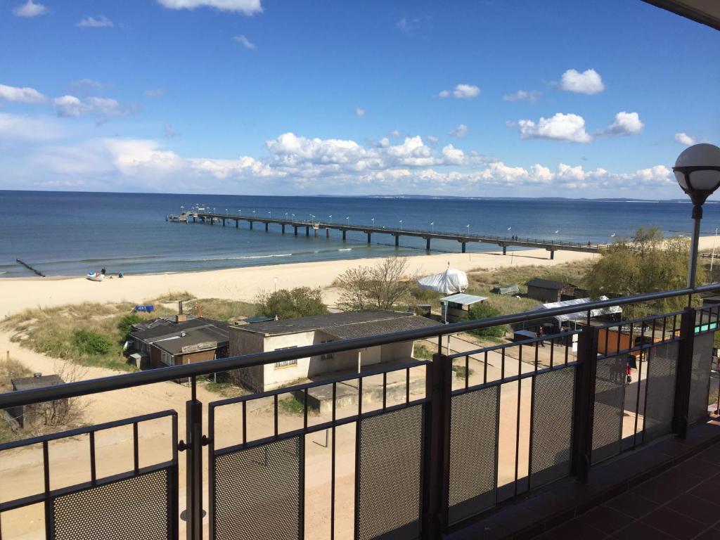 赛巴特班森班辛全景酒店的享有海滩和码头景致的阳台