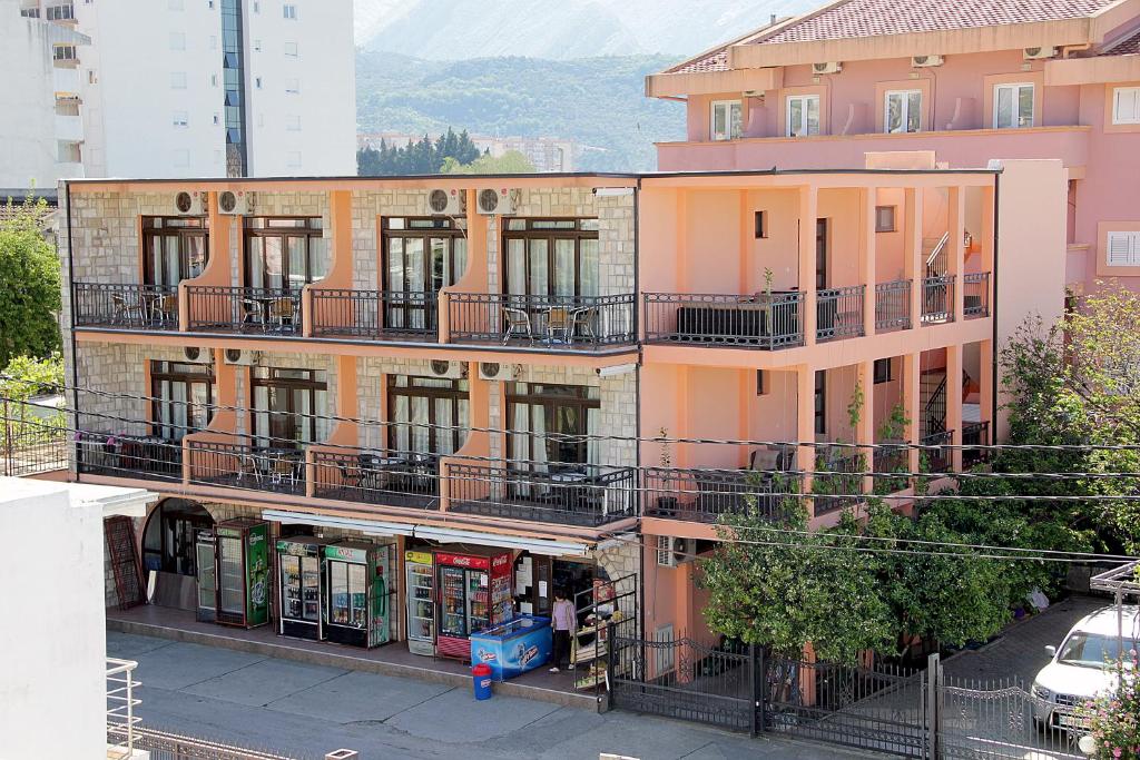 巴尔拉多萨沃公寓的公寓大楼的一侧设有阳台。
