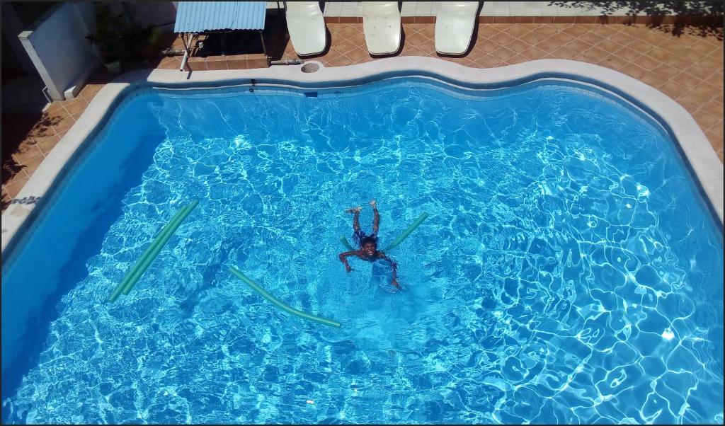 太子港帕克酒店的一个人在游泳池游泳