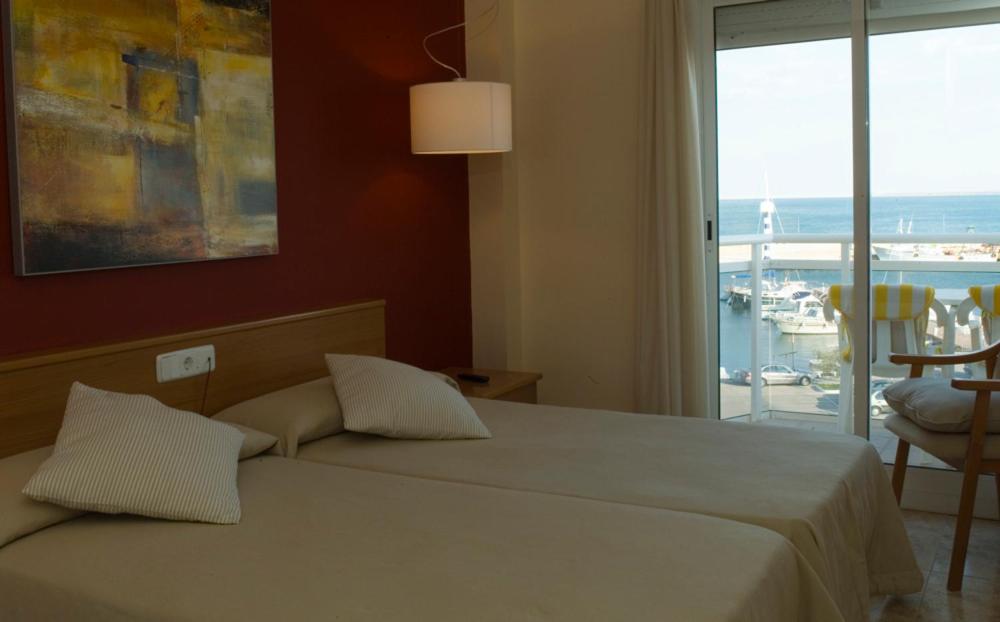 安波拉洛卡普兰纳酒店的一间卧室设有一张床,享有海景