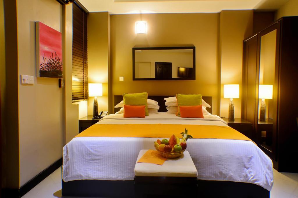 马累蜂巢酒店的酒店客房,设有两张床和镜子