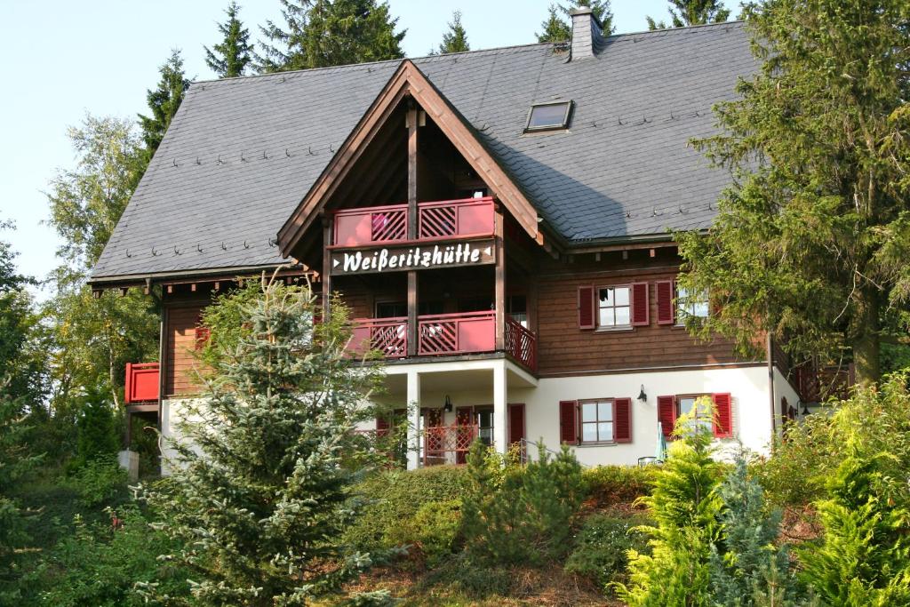 库罗阿尔滕堡Ferienanlage Zum Silberstollen 2 Häuser am Berg Polderhof und Weißeritzhütte的一个大房子,有 ⁇ 帽屋顶
