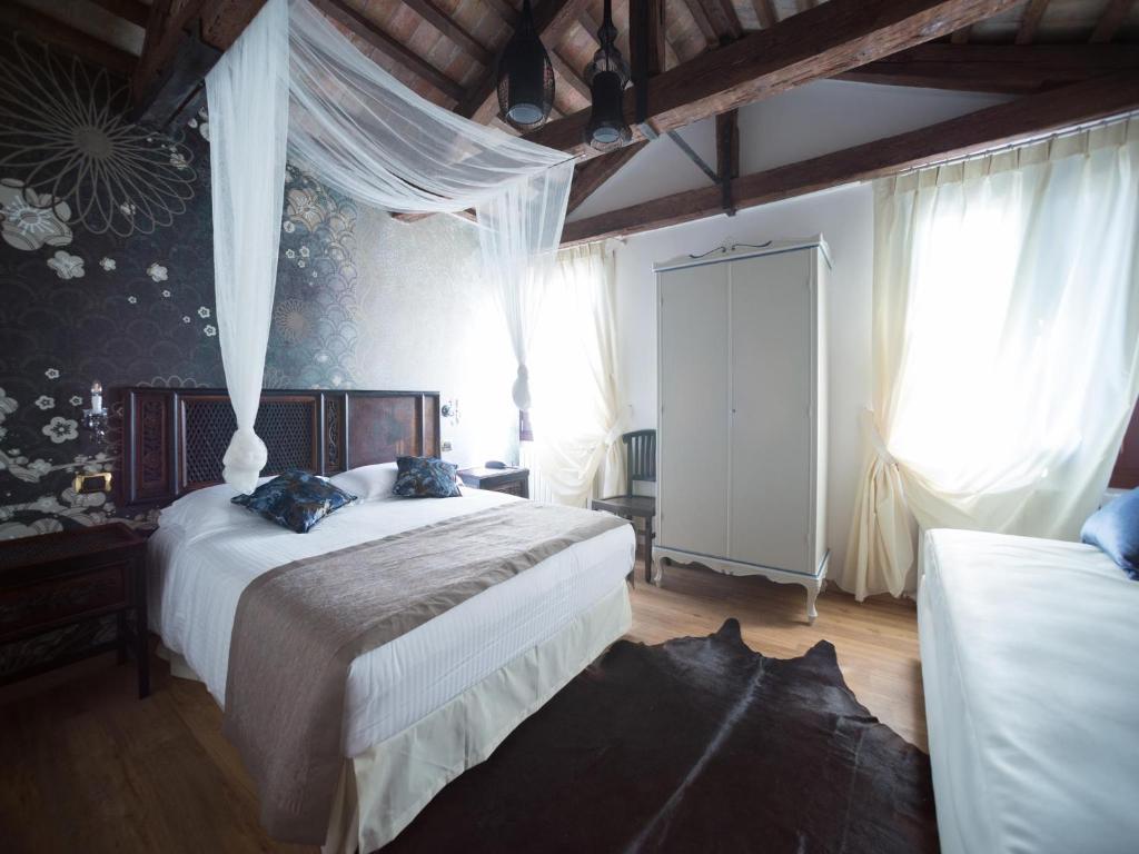 多洛加斯帕里尼别墅酒店的一间卧室,配有两张床