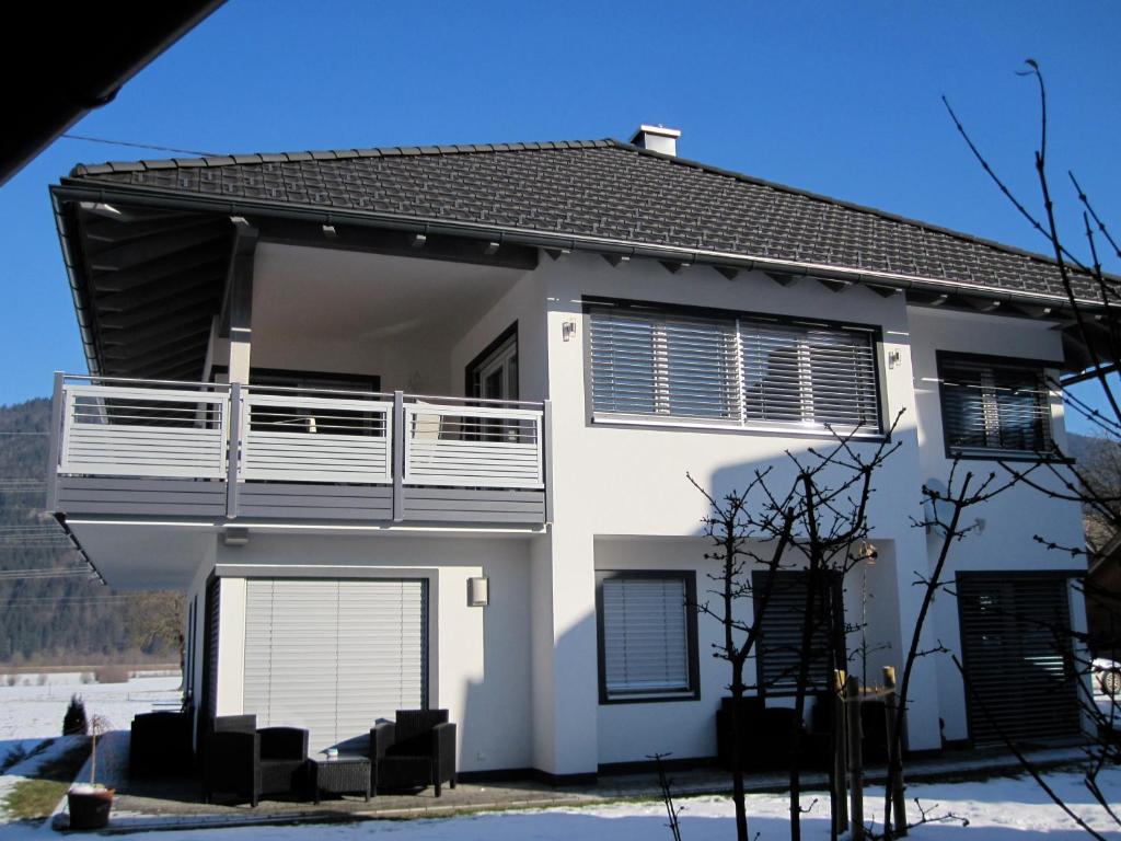 特洛普拉赫Apartment Mitterberger - Nassfeld的带阳台和车库的白色房屋