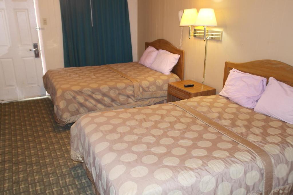 Wills Point州际公路汽车旅馆的一间酒店客房,房间内设有两张床
