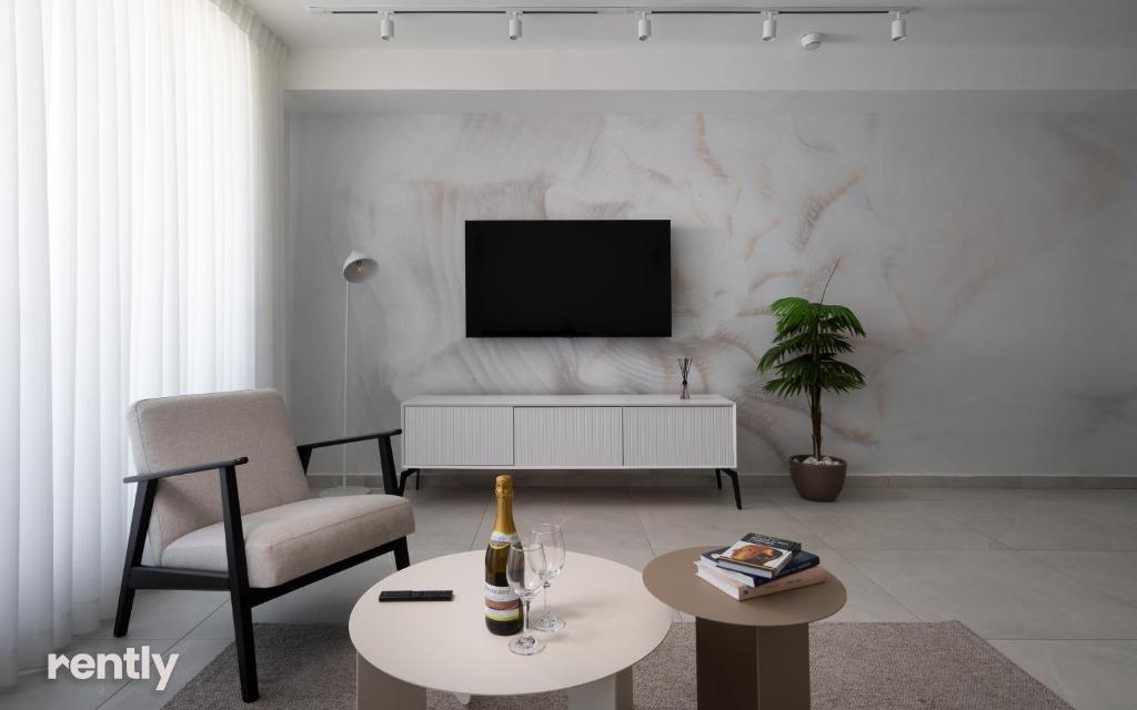 Luxury Apartments And Studios At Sea Side By Rently的电视和&#47;或娱乐中心