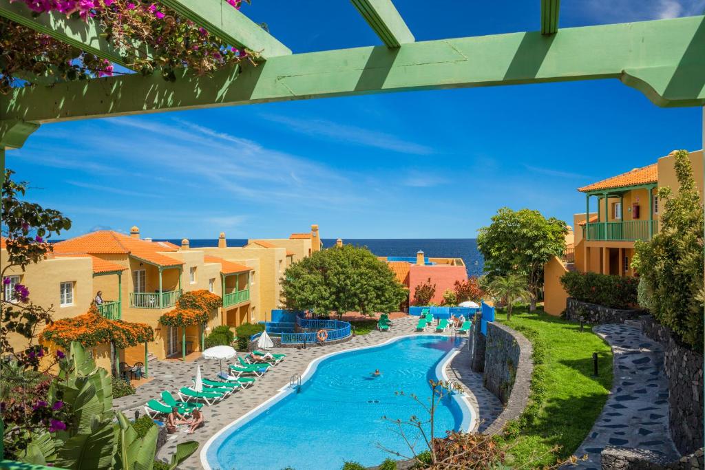 洛思坎加约斯卡莱塔公寓的享有度假村游泳池的景致。