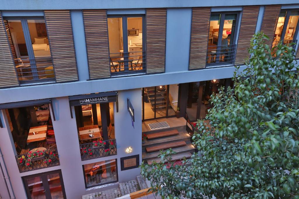 伊斯坦布尔哈姆哈纳住宿加早餐旅馆的公寓大楼前方设有楼梯