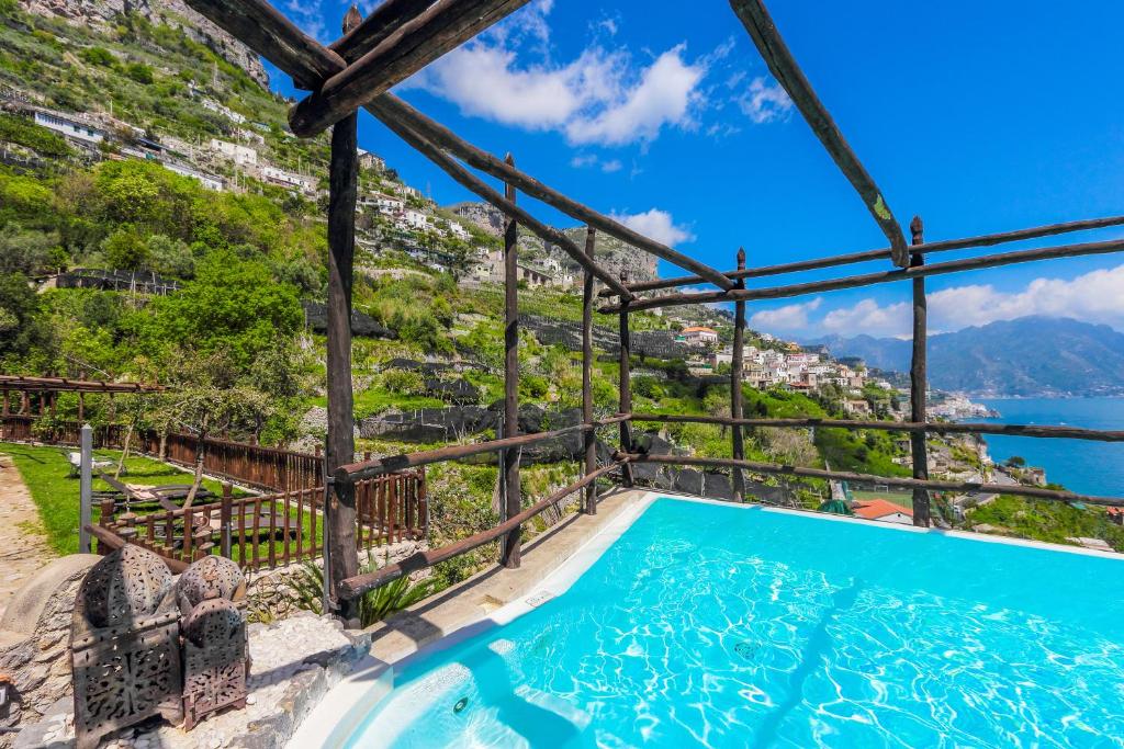 阿马尔菲Villa Alba d'Oro的美景别墅 - 带游泳池