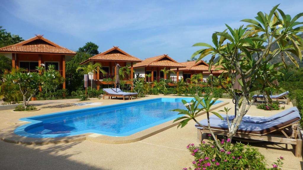 考索Khao Sok Jasmine Garden Resort - SHA Certified的度假村前的游泳池