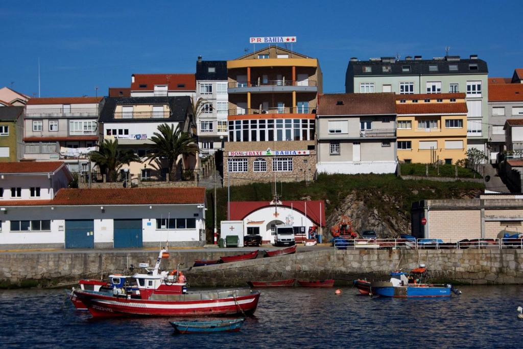 拉赫巴伊亚住宿旅馆的一群船在水体中,有建筑物