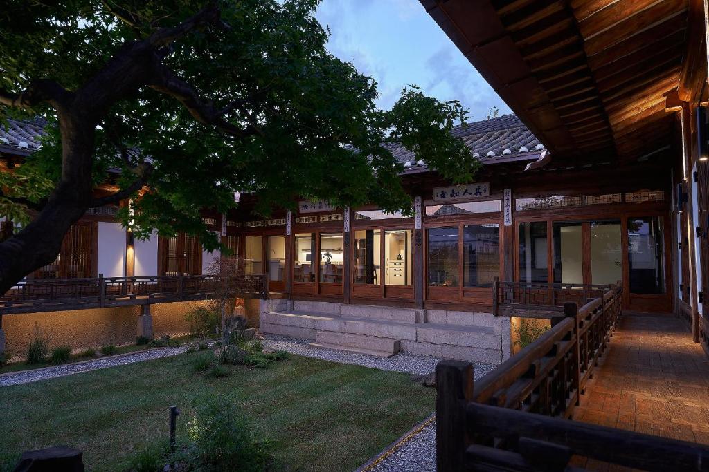 首尔Nostalgia Hanok Hotel的享有建筑外景和树景