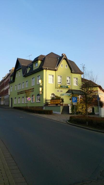 TriebesGoldener Löwe Triebes的街道边的黄色大建筑