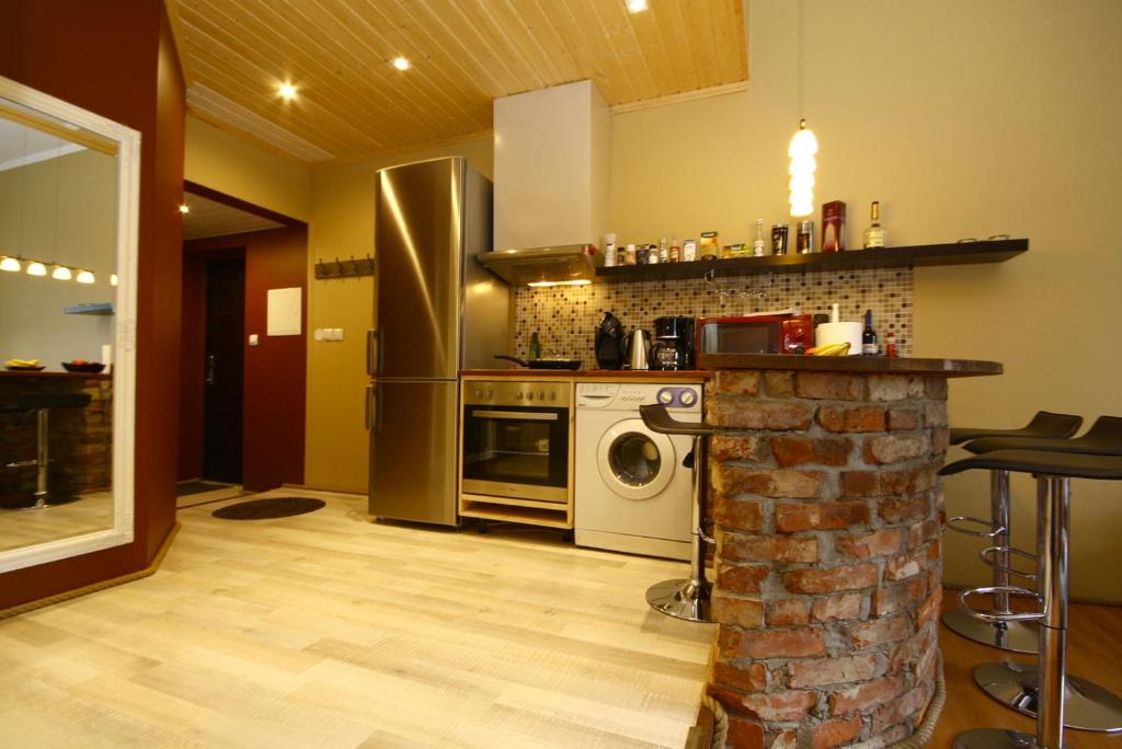 派尔努Sadama 11 Apartment的厨房配有炉灶、洗衣机和烘干机