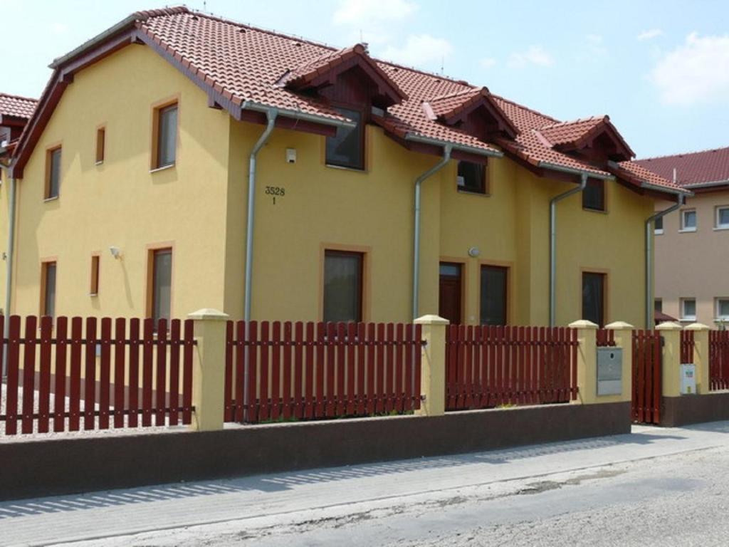 大梅杰尔Aquasleep的黄色的房屋,设有木栅栏