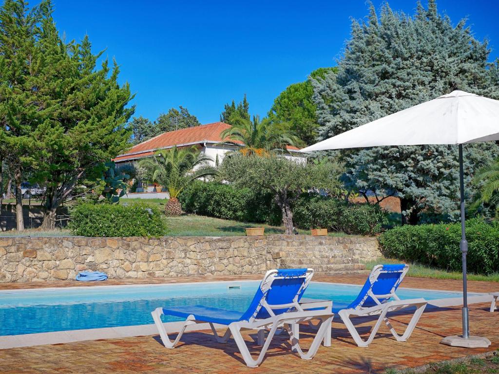 卡普多兰多Villa Tullio的游泳池旁的两把椅子和一把遮阳伞