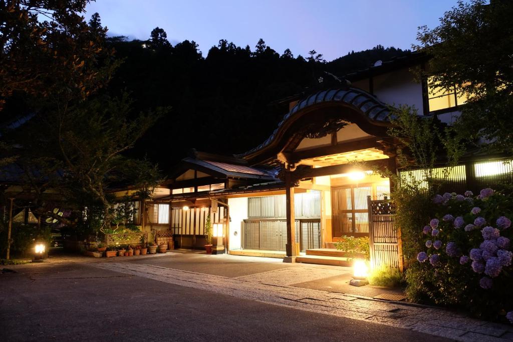 身延宿坊觉林坊日式旅馆的夜间有灯光的日式建筑