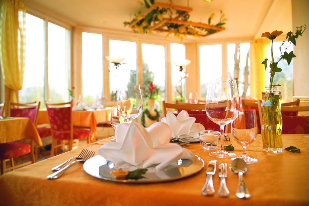 巴特索登-萨尔明斯特艾姆库尔帕克科兹酒店的一张桌子,上面放着一盘食物和酒杯