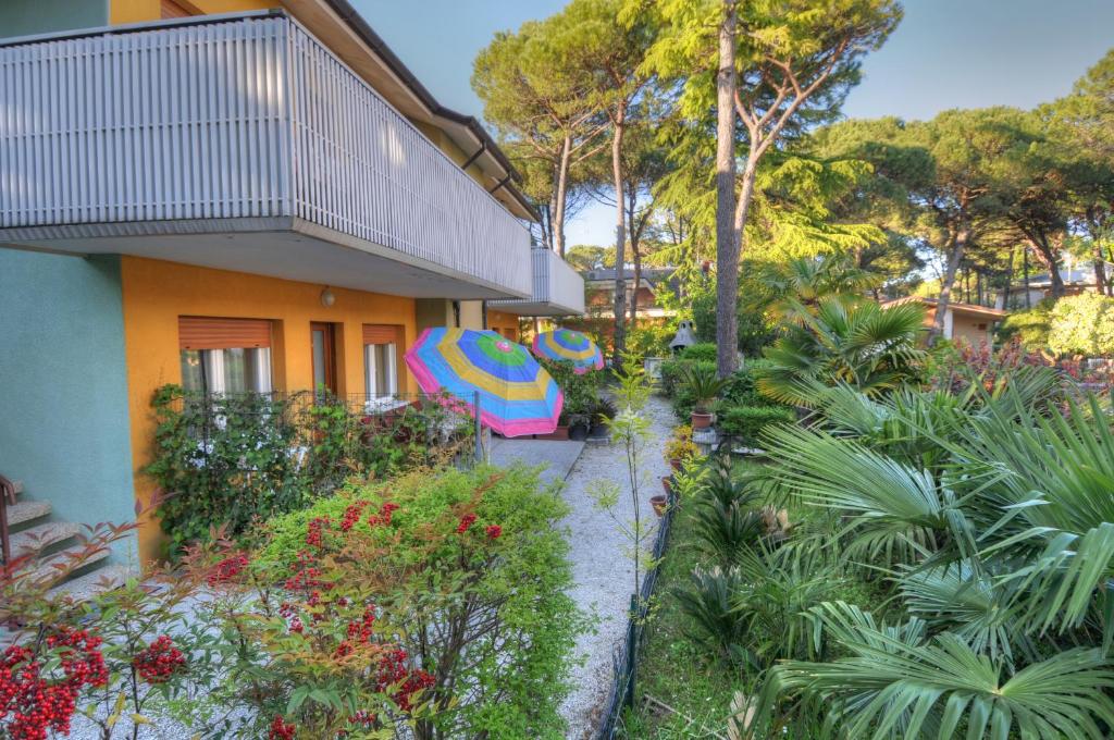 利尼亚诺萨比亚多罗Residence Villa Laura的花园旁带遮阳伞的房子