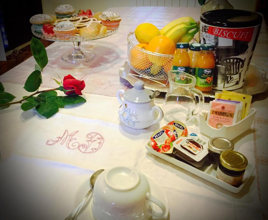 卡斯特尔迪拉马Maison Diamanti的茶几,茶壶,水果和饮料