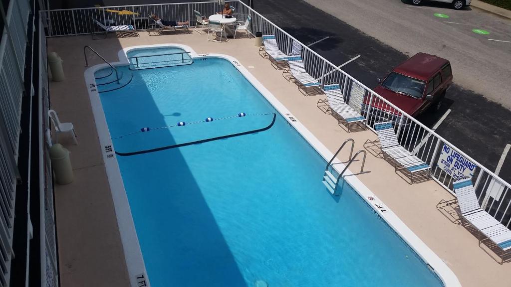 默特尔比奇温哥华汽车旅馆的游泳池顶部美景,设有椅子