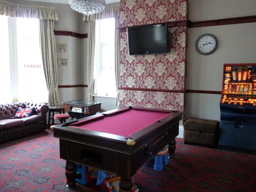 布莱克浦海布里酒店的客厅设有台球桌和电视。