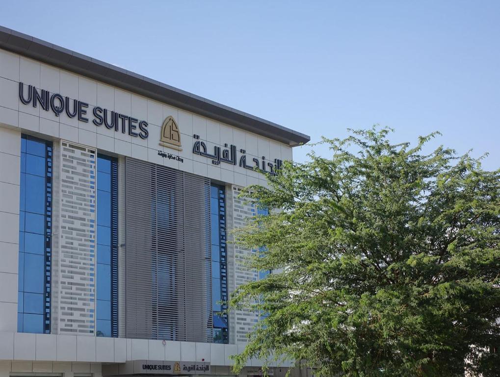 利雅德Unique Suites的一座建筑上有阿克伦大学的标志