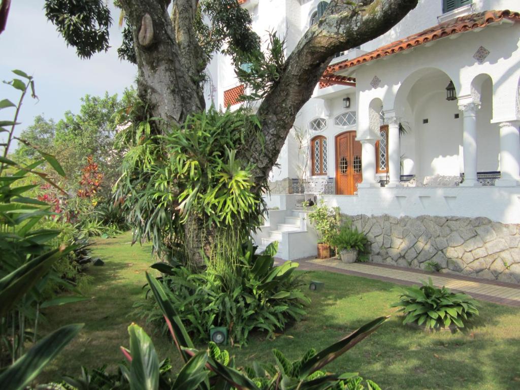 里约热内卢比安卡旅馆的院子里有树的白色房子