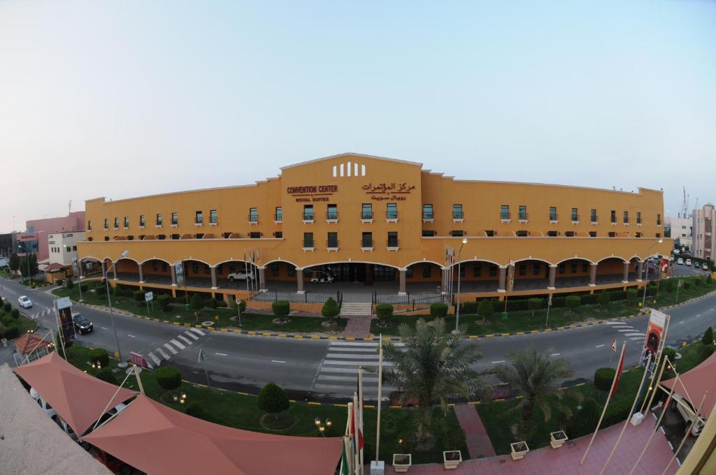 科威特会议中心和皇家套房酒店的前面有一条街道的大型黄色建筑