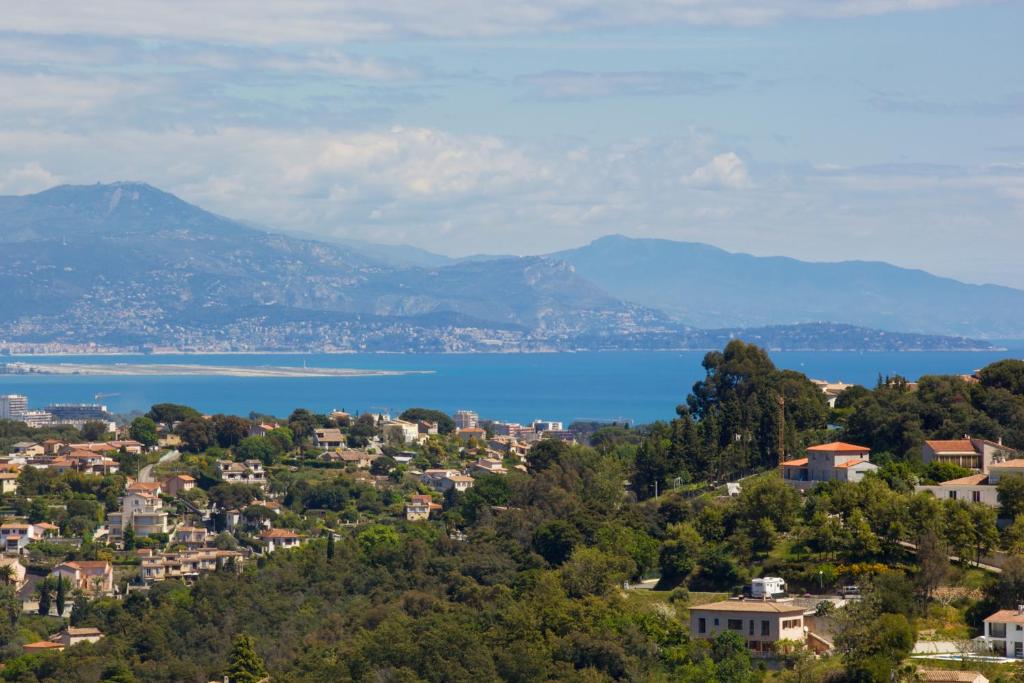 瓦洛里Villa Le Port d'attache的享有城市和湖泊的景致。