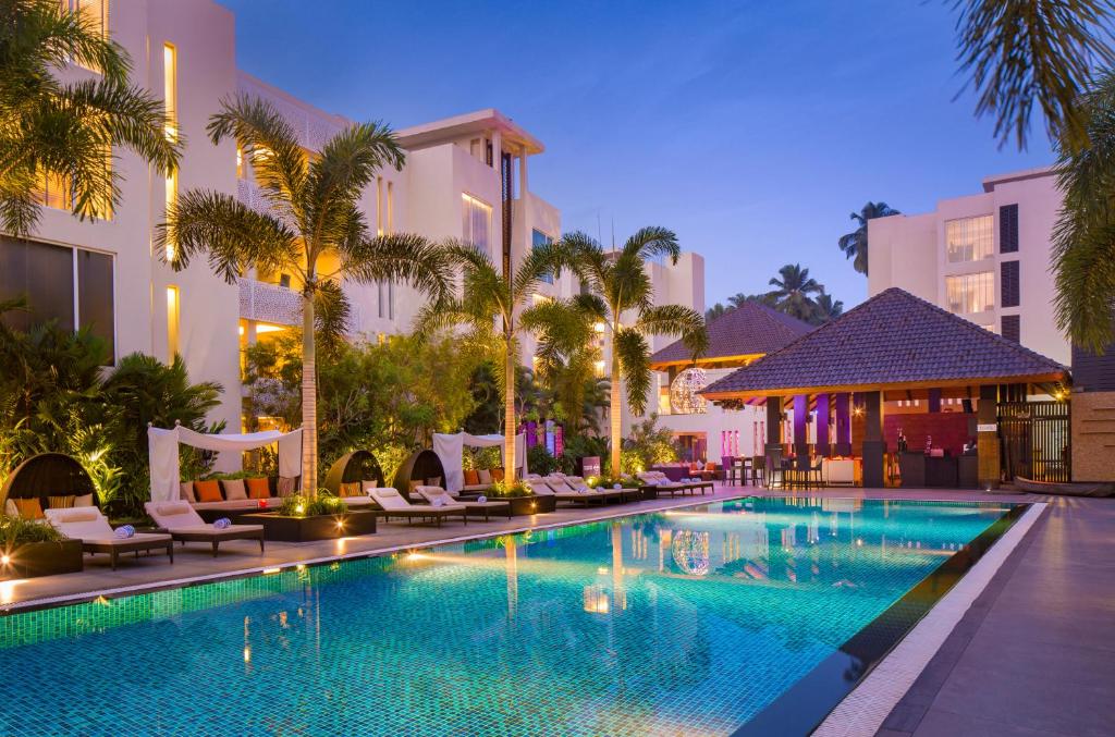 卡兰古特Hard Rock Hotel Goa Calangute的度假村的游泳池