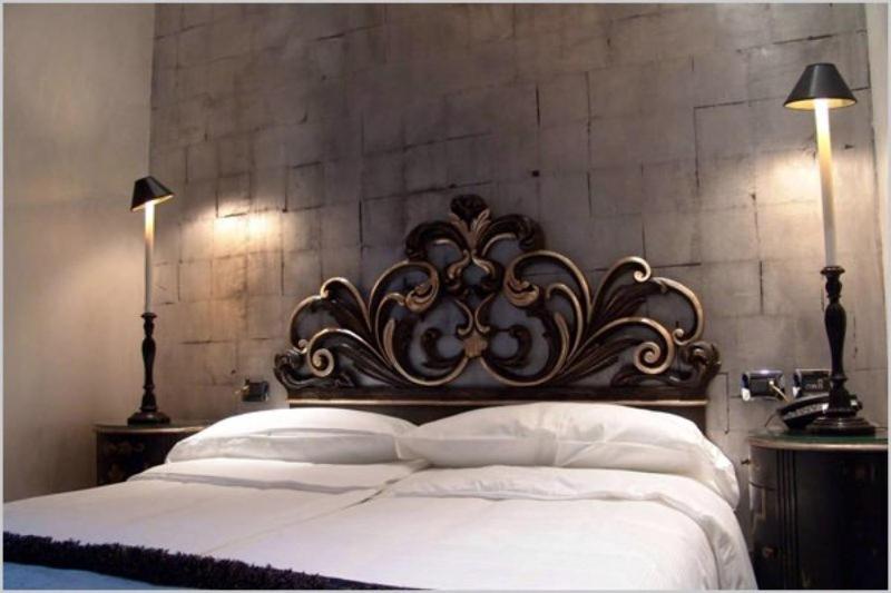 罗马圣安塞尔莫酒店的一间卧室配有一张带两盏灯的大型白色床。