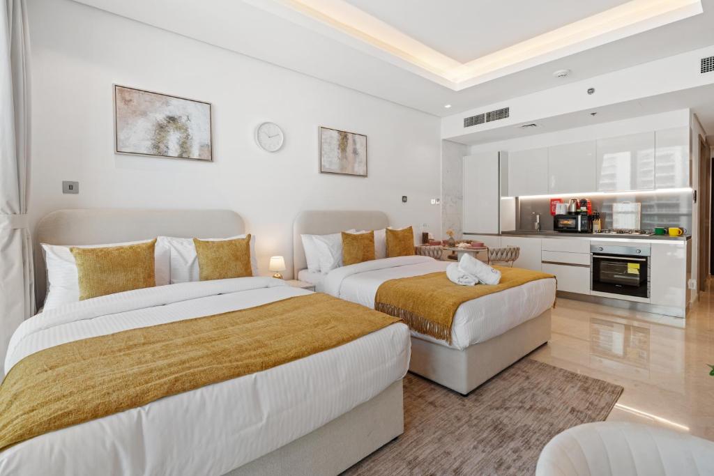 Chalet Homes - LUX New Studio With 2 Double Beds in Downtown Dubai客房内的一张或多张床位