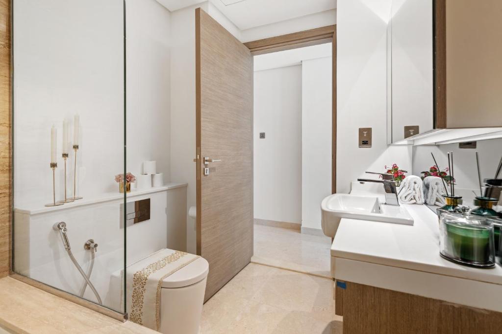 Chalet Homes - LUX New Studio With 2 Double Beds in Downtown Dubai的一间浴室