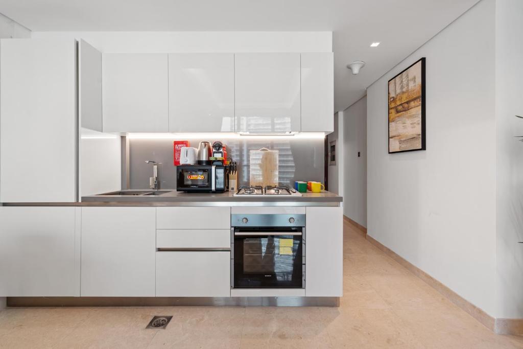Chalet Homes - LUX New Studio With 2 Double Beds in Downtown Dubai的厨房或小厨房