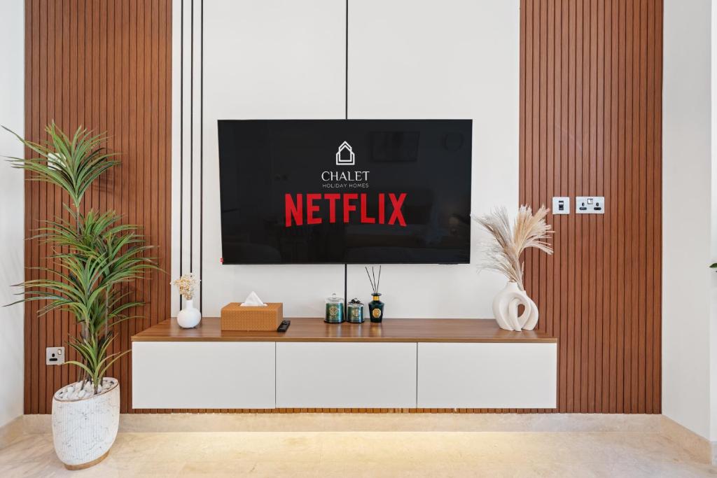 迪拜Chalet Homes - LUX New Studio With 2 Double Beds in Downtown Dubai的客厅里电视架上电视