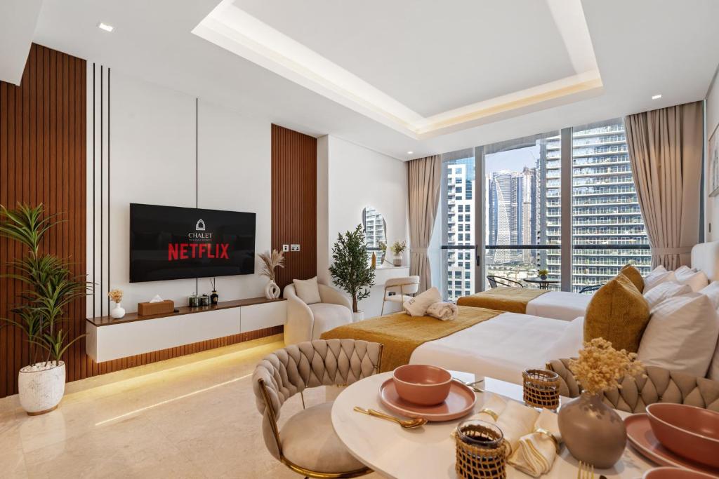迪拜Chalet Homes - LUX New Studio With 2 Double Beds in Downtown Dubai的一间带床和电视的酒店房间