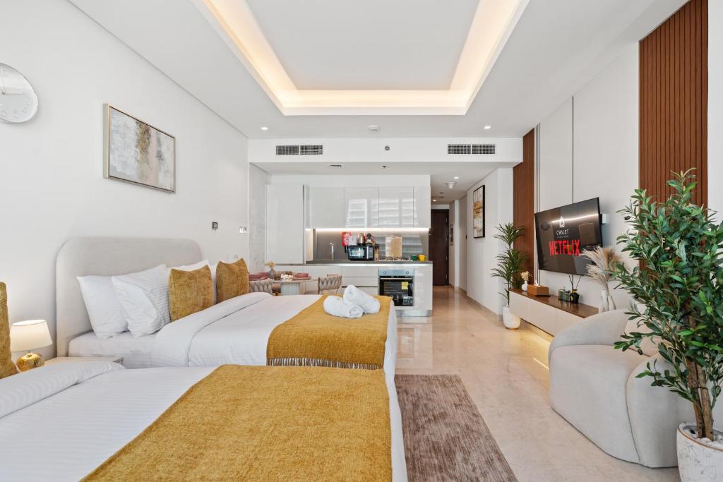 迪拜Chalet Homes - LUX New Studio With 2 Double Beds in Downtown Dubai的一间带大床的卧室和一间客厅