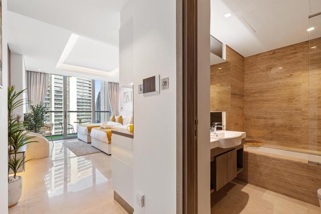 Chalet Homes - LUX New Studio With 2 Double Beds in Downtown Dubai客房内的一张或多张床位
