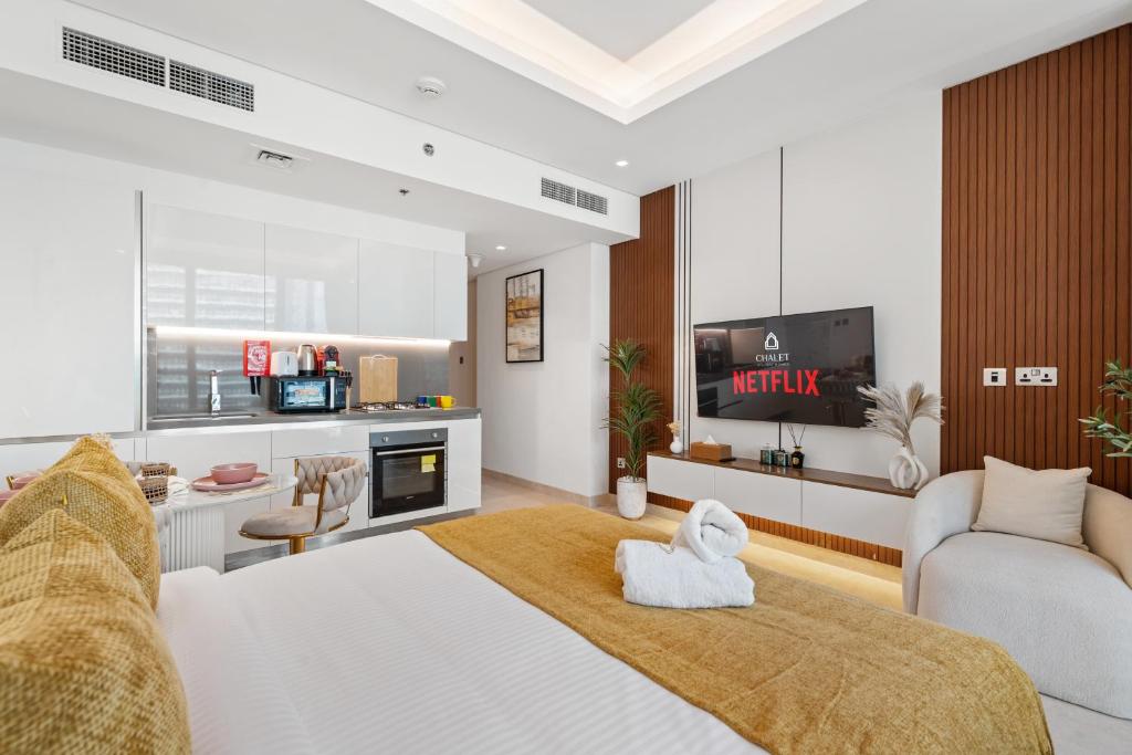 迪拜Chalet Homes - LUX New Studio With 2 Double Beds in Downtown Dubai的卧室里有一张床，床上有一条毛巾