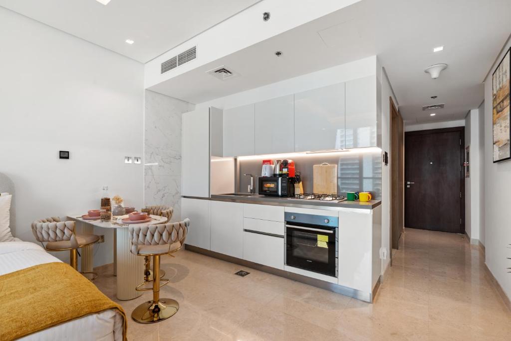 Chalet Homes - LUX New Studio With 2 Double Beds in Downtown Dubai的厨房或小厨房