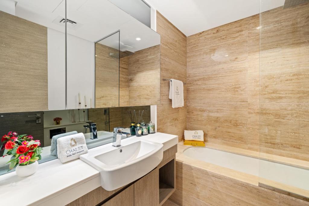 Chalet Homes - LUX New Studio With 2 Double Beds in Downtown Dubai的一间浴室