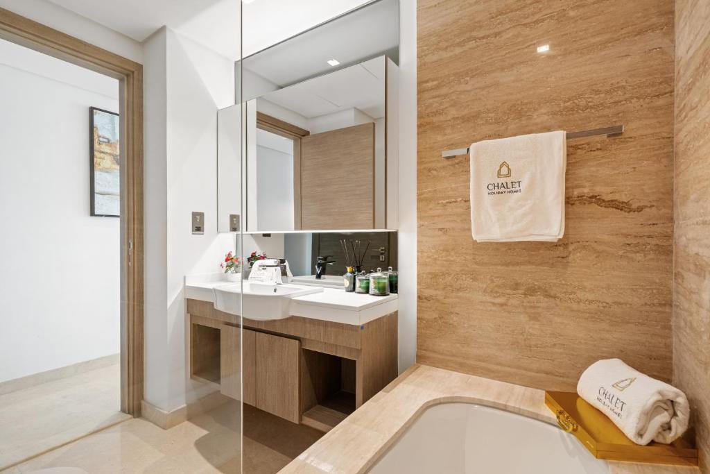 Chalet Homes - LUX New Studio With 2 Double Beds in Downtown Dubai的一间浴室