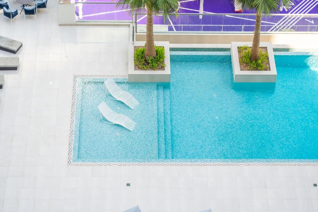 Chalet Homes - LUX New Studio With 2 Double Beds in Downtown Dubai内部或周边的泳池